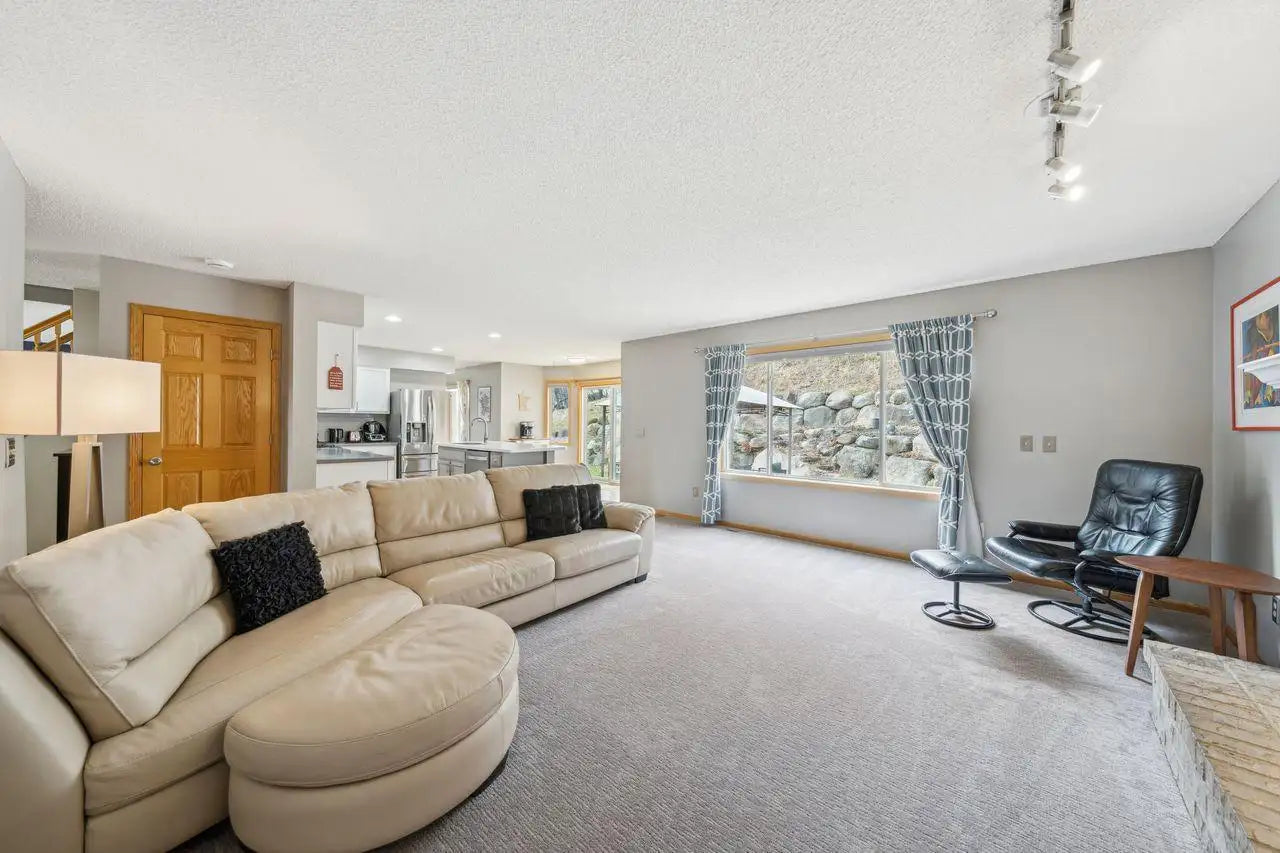 688 Falcon Ridge Road, Woodbury, MN 55125
