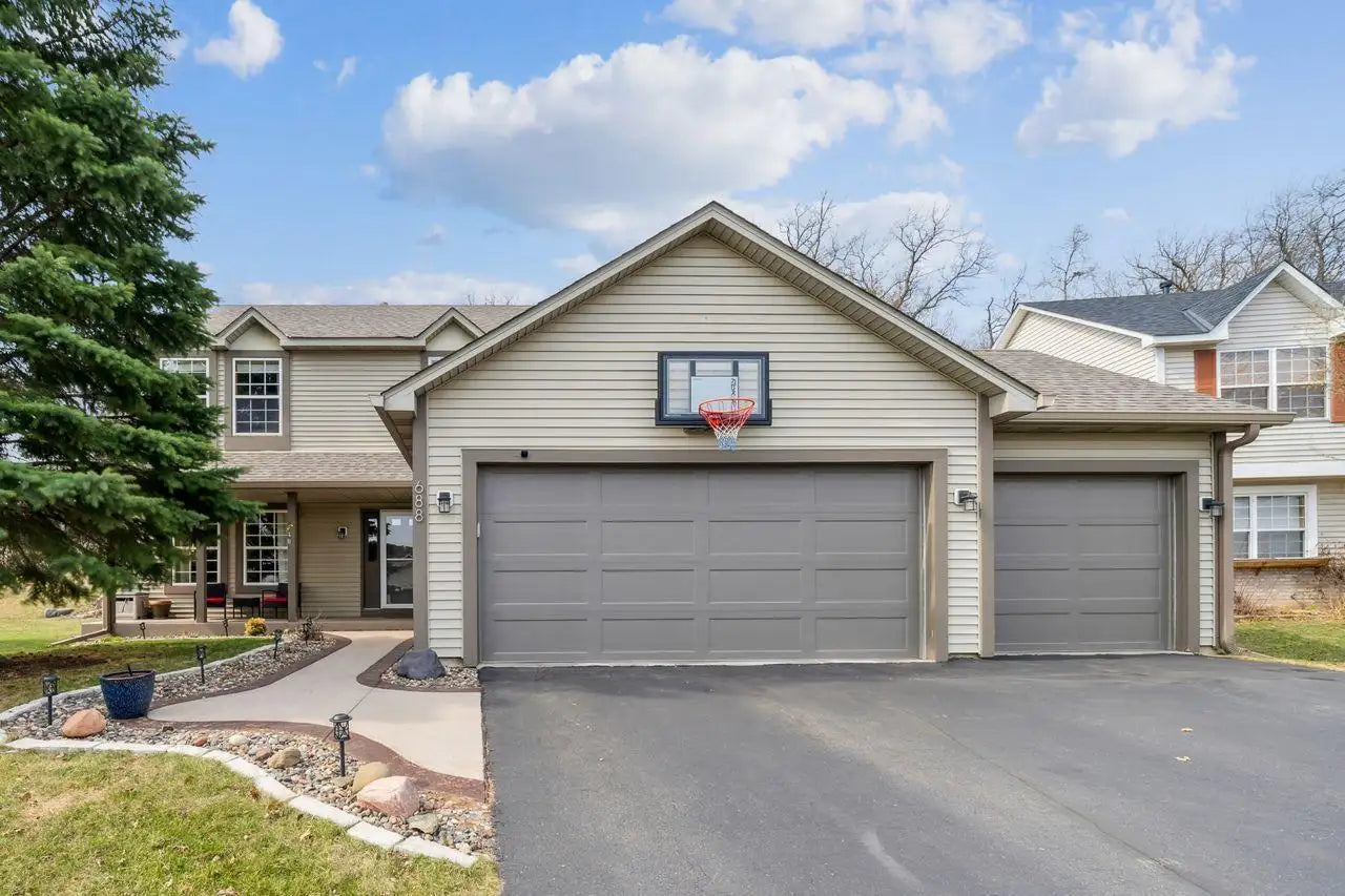 688 Falcon Ridge Road, Woodbury, MN 55125