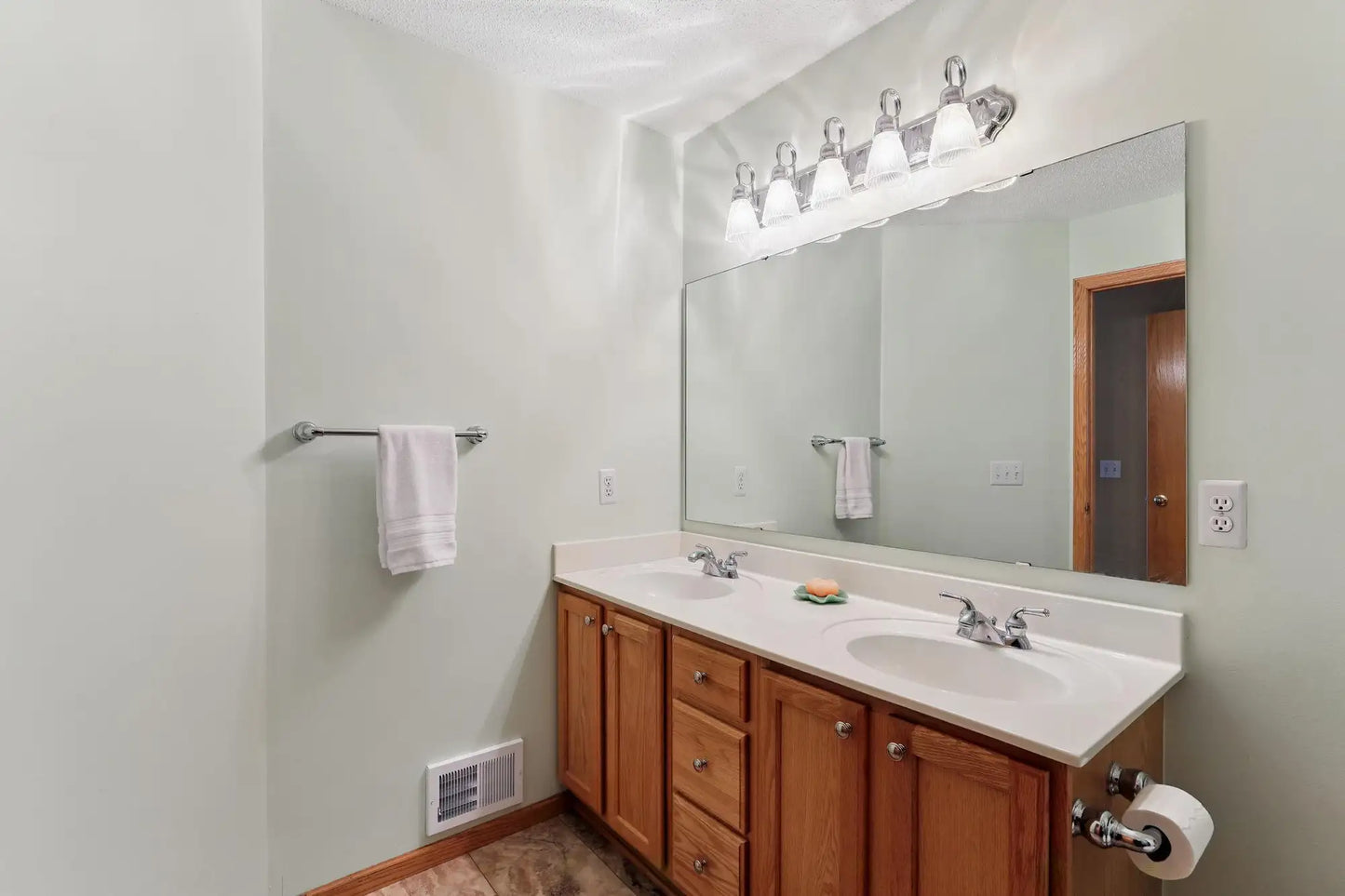 1511 Yorkshire Lane, Shakopee, MN 55379