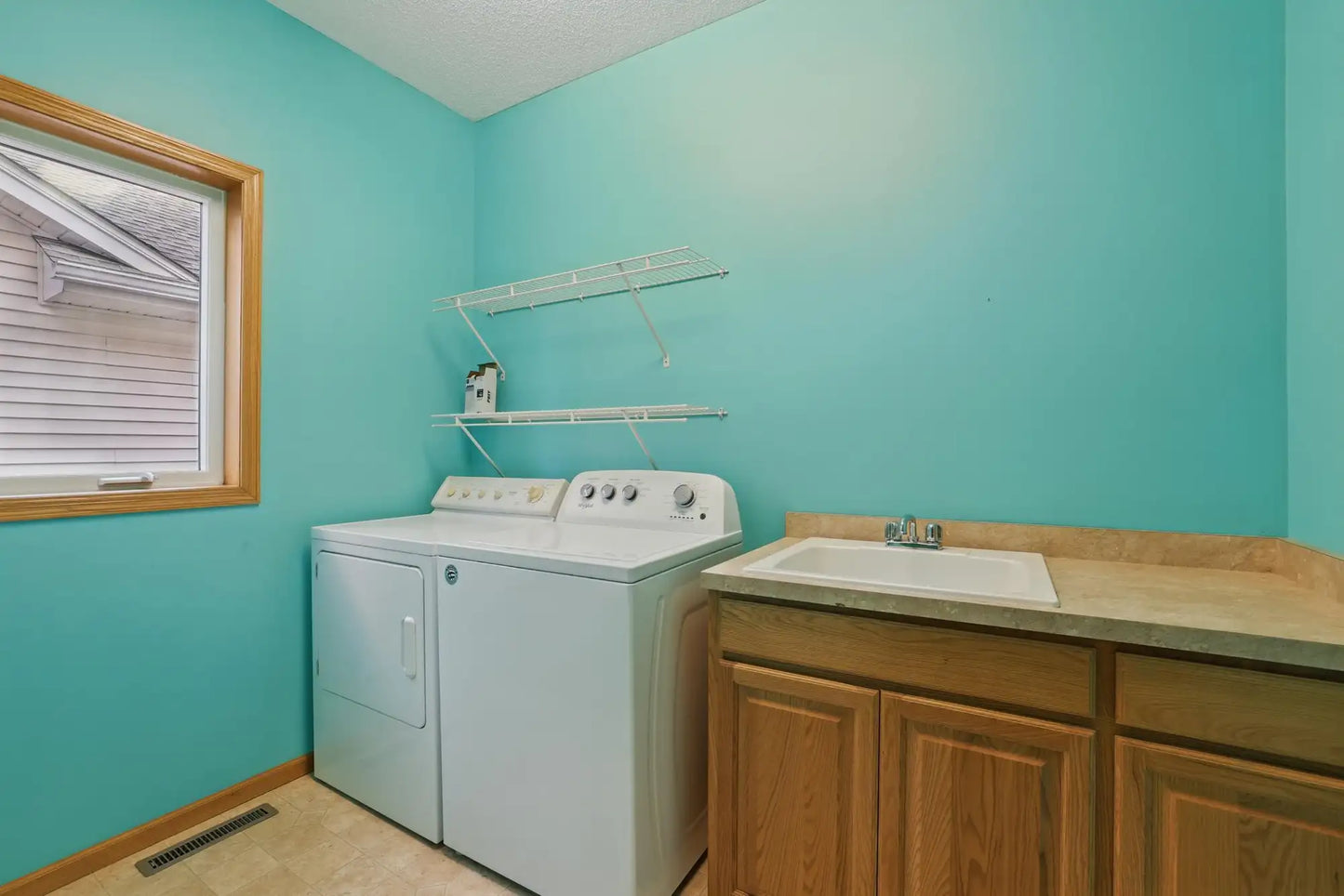1191 Sterling Circle, Maplewood, MN 55119